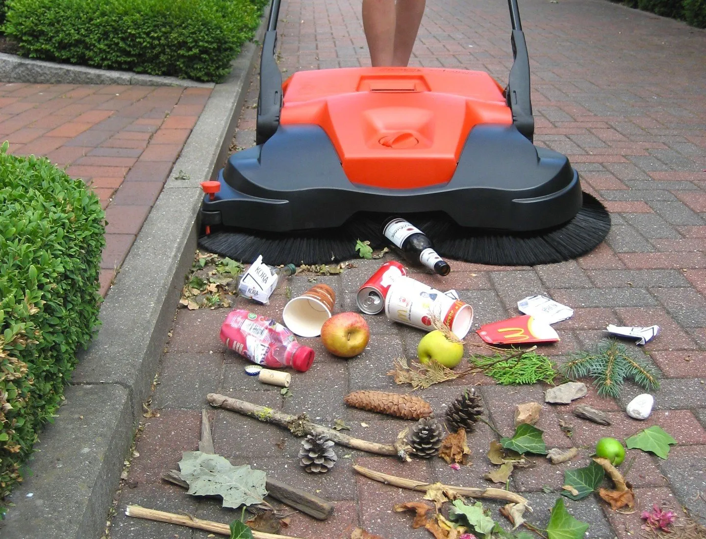 HAAGA® 677 Sweeper Outdoor / Indoor 31" Battery Push Sweeper