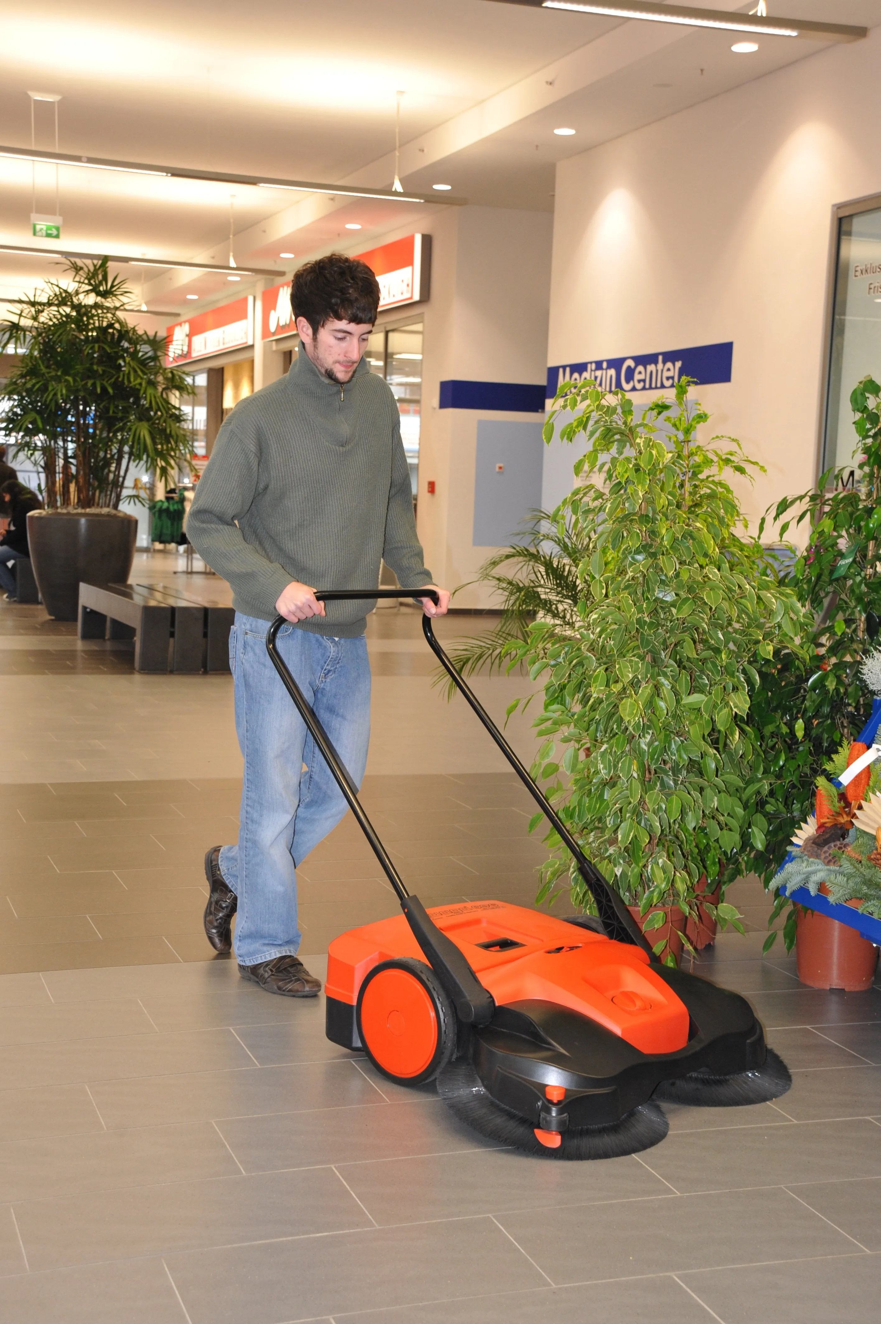 HAAGA® 677 Sweeper Outdoor / Indoor 31" Battery Push Sweeper