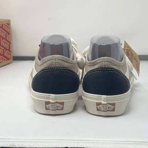 NWT Van’s off the wall old school tape shoes, size 8.5