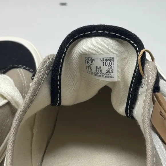 NWT Van’s off the wall old school tape shoes, size 8.5