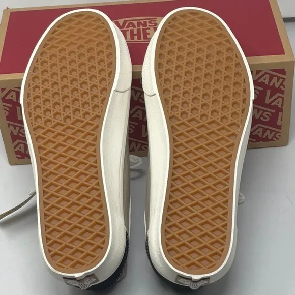 NWT Van’s off the wall old school tape shoes, size 8.5