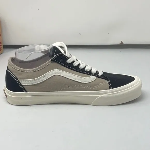 NWT Van’s off the wall old school tape shoes, size 8.5