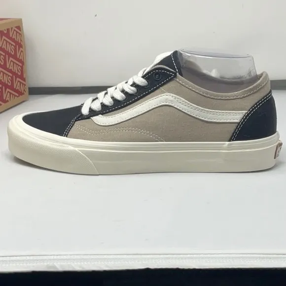 NWT Van’s off the wall old school tape shoes, size 8.5