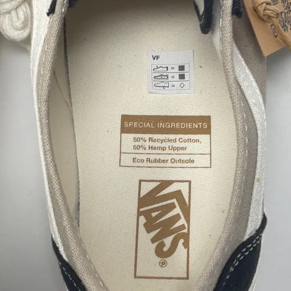 NWT Van’s off the wall old school tape shoes, size 8.5