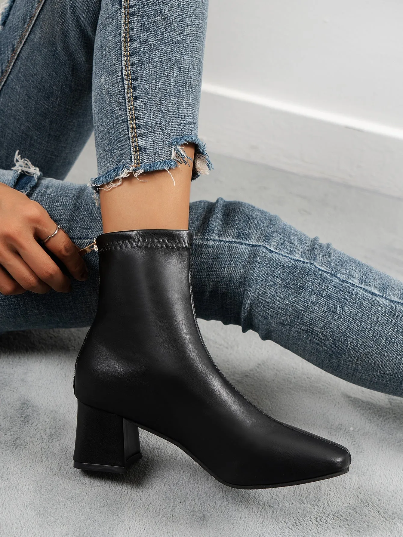 Zip Back Chunky Heeled Classic Boots - FD ⚡